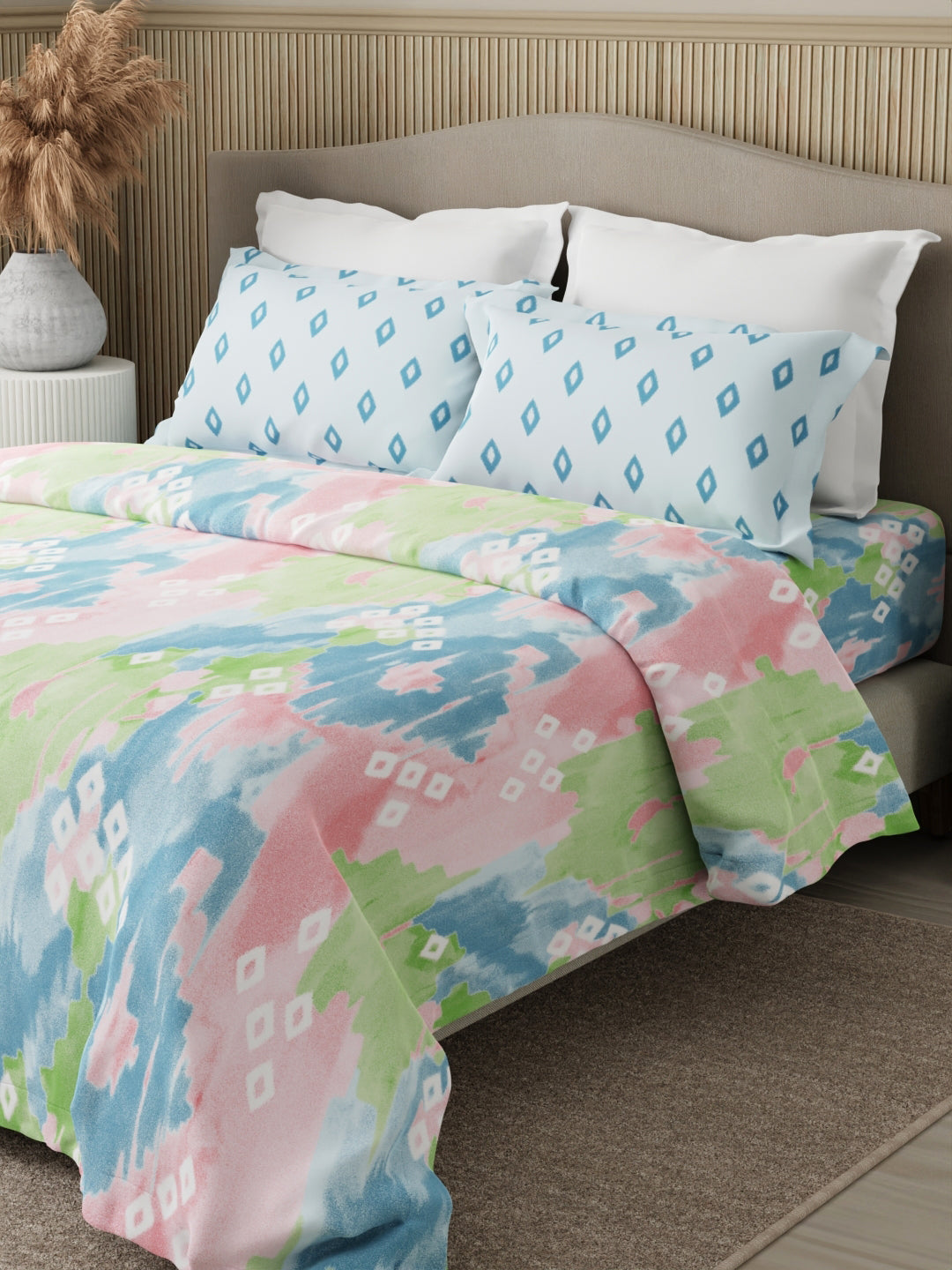Embrace 100% Cotton 152 TC Multicolor Geometrical Print Double Bedsheet with 2 Pillow Covers