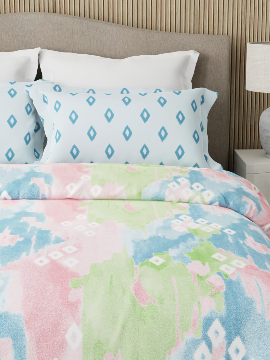 Embrace 100% Cotton 152 TC Multicolor Geometrical Print Double Bedsheet with 2 Pillow Covers