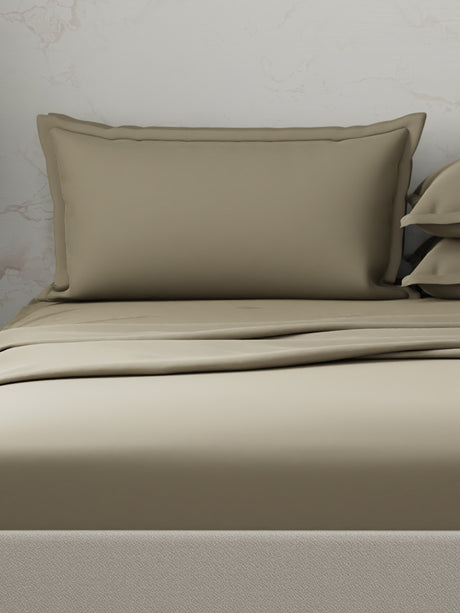 Emblem 100% Cotton 300 TC Green Solid King Dyed Bedsheet with 4 Pillow Covers